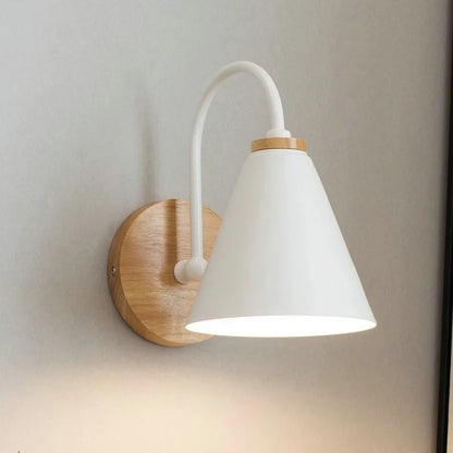 Eckige Wandleuchte aus Holz